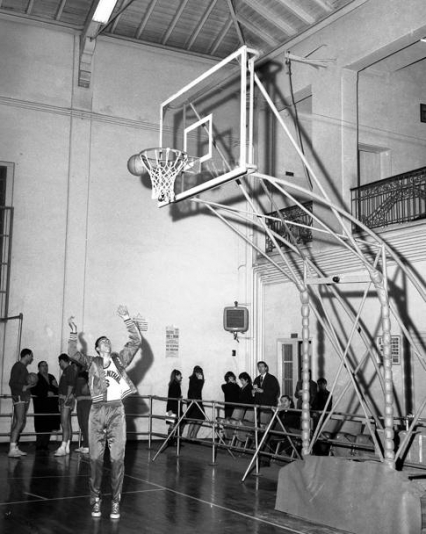 Nel 1964 la federazione delle Filippine ha richiesto di alzare i canestri da 305 a 366 centimetri. La F.I.P. ha chiesto al Simmethal e alla All'Onestà di giocare una partita di prova a porte chiuse. Il derby si è giocato nella palestra della forza e coraggio di Milano ed è stato vinto dalle scarpette rosse per 66 a 65. Nella foro Vianello prova un tiro.